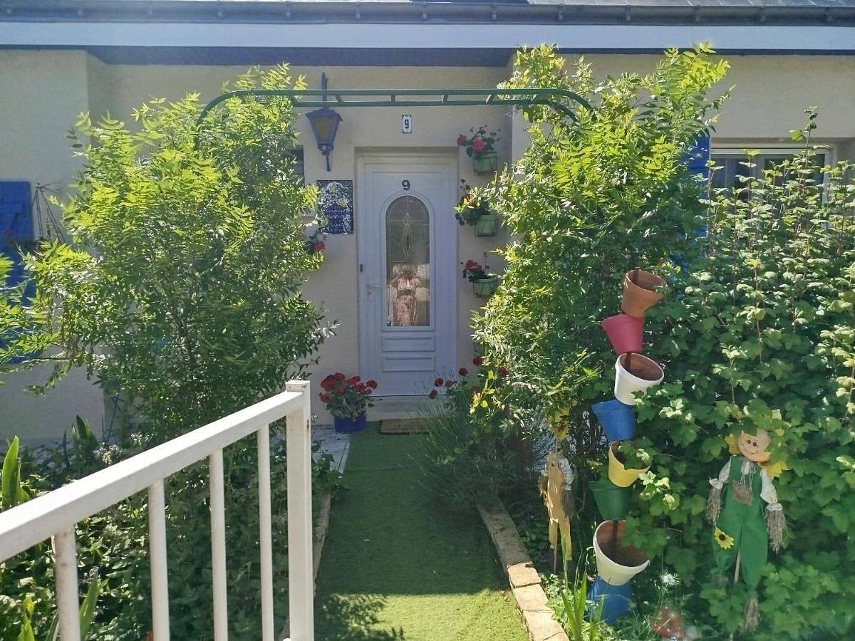 Maison fleurie in Longué-Jumelles, Vallée de la Loire