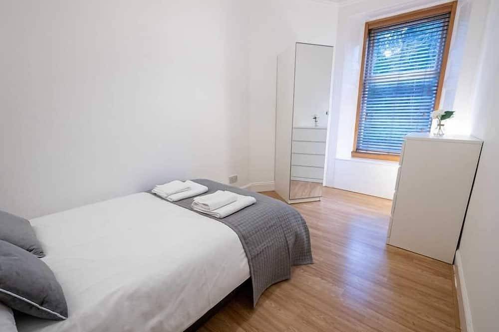 Geheel appartement, ☆ Spacious 2 Bed flat, Close to University ☆ in Dundee, Angus