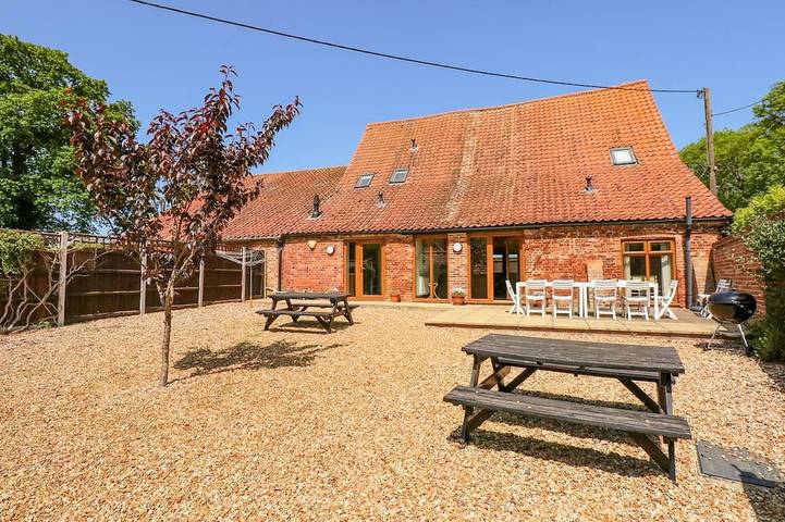 Cottage for 10 people, with hot tub and garden, with pets in Norfolk