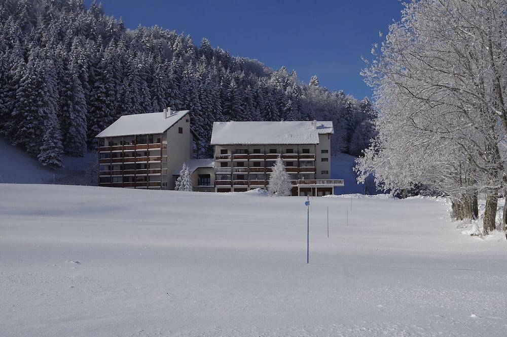 Entire apartment, Studio 'Grand Serre' with Lake View and Private Terrace in La Morte, Écrins National Park