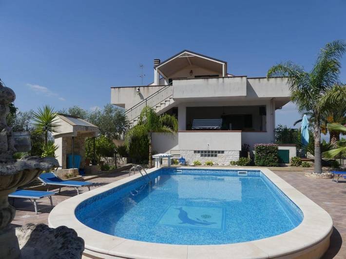 Gîte pour 10 personnes, avec jardin ainsi que vue et piscine à Racalmuto
