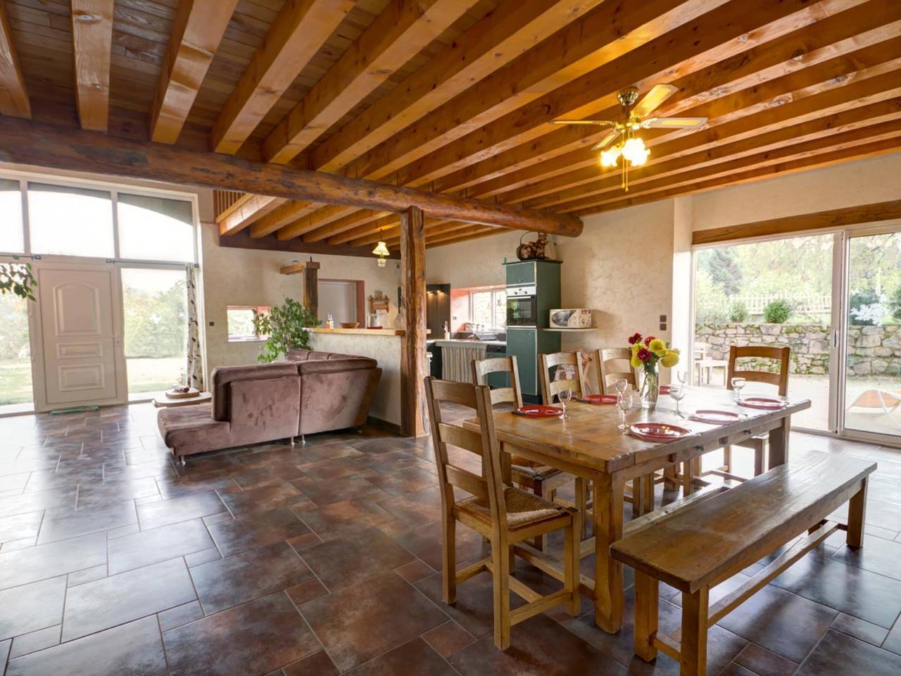 Amplia casa rural con piscina privada y admite mascotas en Saint-Priest-la-Prugne in Saint-Priest-la-Prugne, Región de Roanne