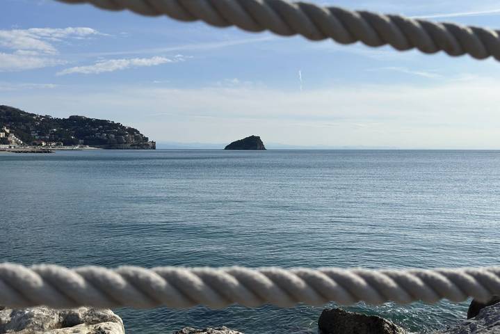 Appartamento intero, [Spiagge 400m] Free Garage • Terrace • Smart Tv in Spotorno, Riviera di Ponente