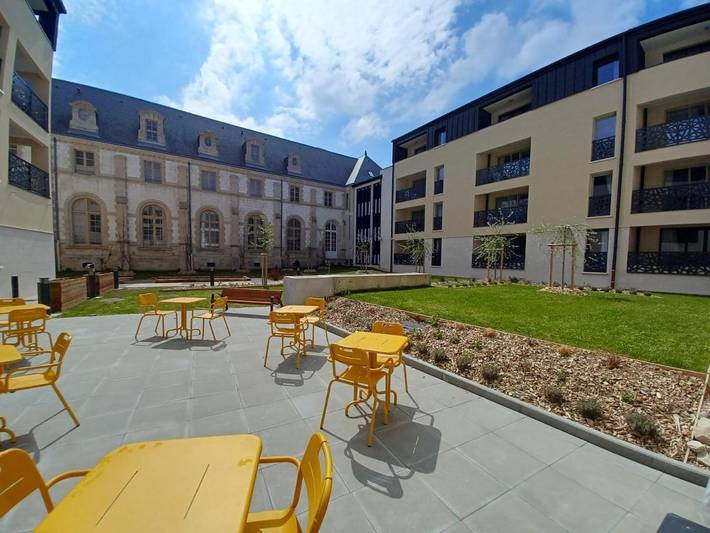 Appart’hôtel pour 2 personnes, avec Balcon et Terrasse ainsi que Jacuzzi et Jardin