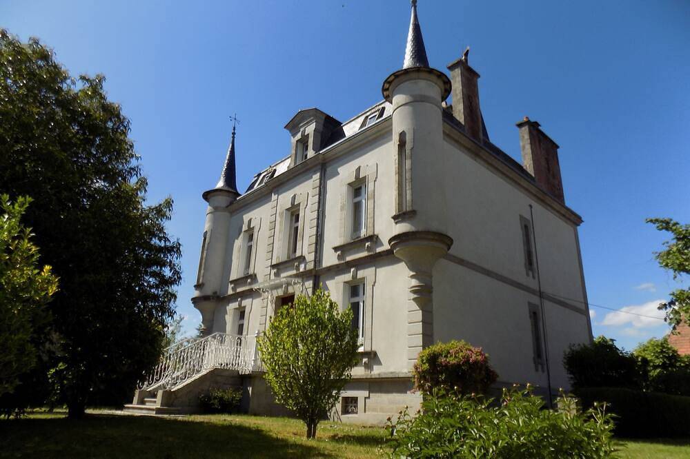 Belle demeure confortable, 6 chambres, billard, wifi, grands jardins in Ahun, Région de Guéret