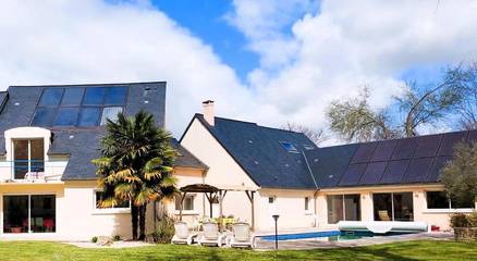 Location de vacances pour 14 personnes, avec piscine ainsi que vue et jardin à Arnage