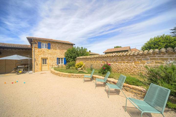 Location de vacances pour 14 personnes, avec vue et jardin à Vinzelles