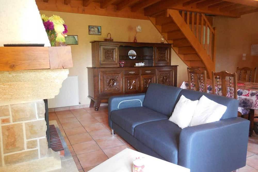 Gîte rustique avec cheminée, jardin et wifi in Chambœuf, Montbrison
