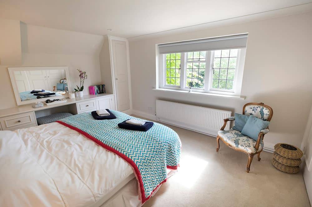 Spacious 5* guest house with private tennis court and beautiful gardens in Cirencester, Gloucestershire