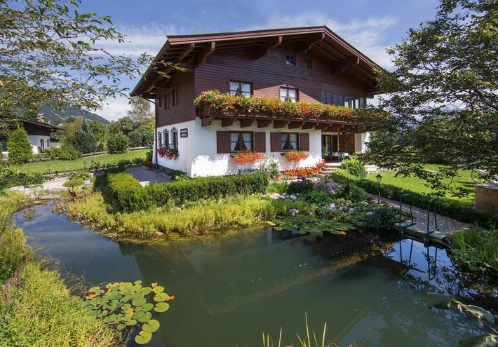 Vakantiewoning voor 8 personen, with Whirlpool and Terras as well as Tuin and Zwembad in Maishofen