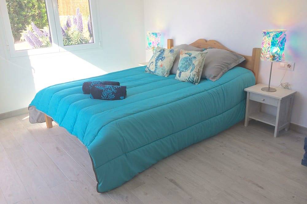 Stylish, spacious and airy, in a quiet area  but close to beach, restos & shops in Binibeca, Sant Lluís