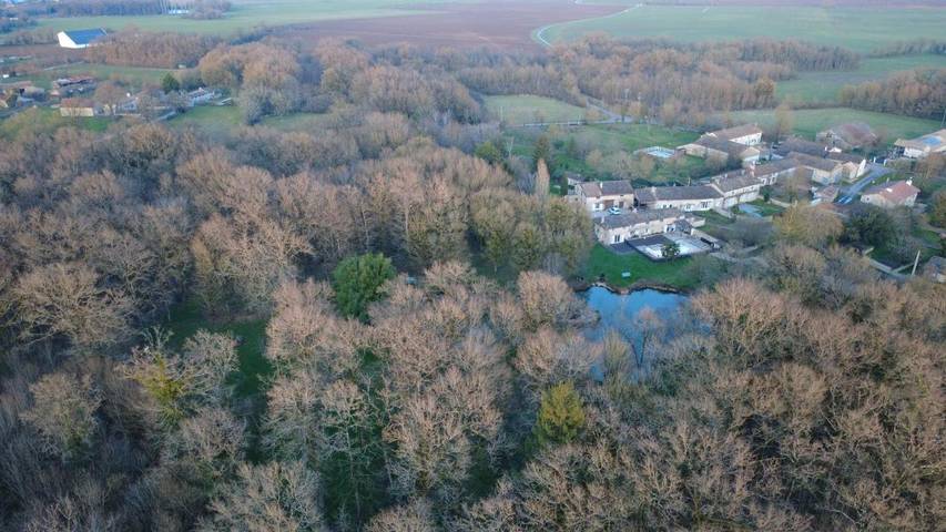 Location de vacances pour 8 personnes, avec vue ainsi que jardin et piscine à Messé - 3