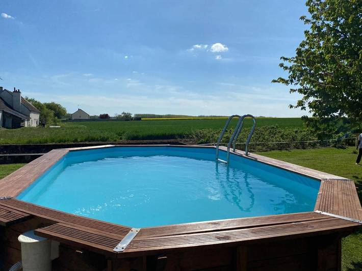 Location de vacances pour 7 personnes, avec Terrasse et Jardin ainsi que Piscine et Vue dans Charmes (Côte-d'Or)