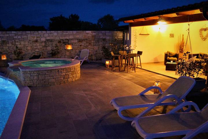 Ferienhaus für 20 Personen, mit Balkon und Whirlpool sowie Garten in Kroatien - 3