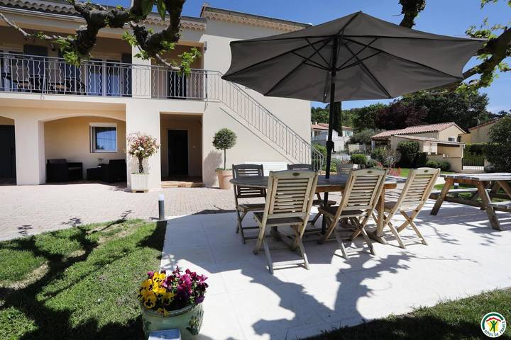 Gîte pour 2 personnes, avec terrasse ainsi que piscine et jardin dans la Drôme