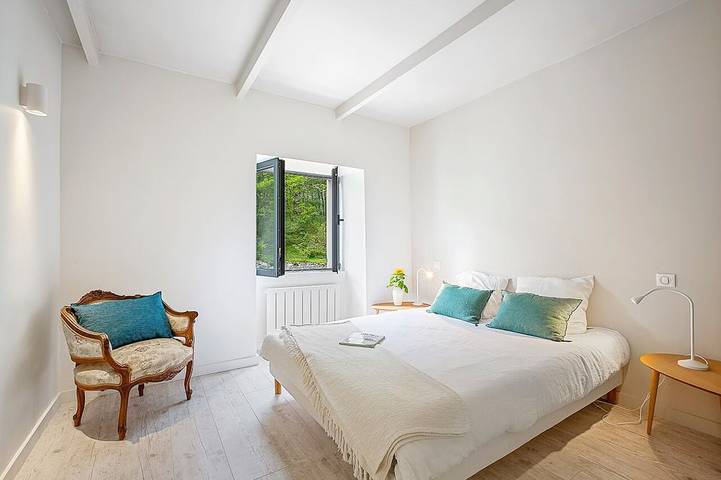 Location de vacances pour 8 personnes, avec terrasse et jardin à Escragnolles - 4