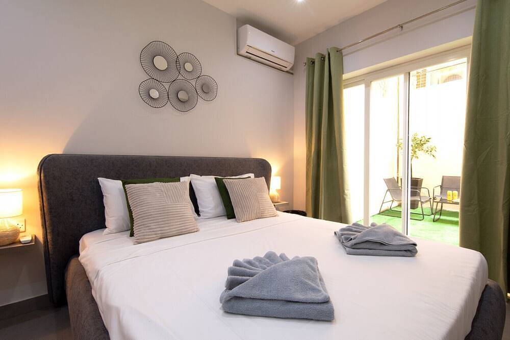 Ganze Wohnung, Modern seafront 3bedrooms with spacious yard in Tas-Sliema, Insel Malta