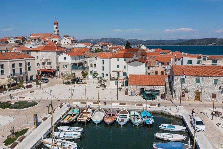Villa pour 8 personnes, avec terrasse dans Betina - 2