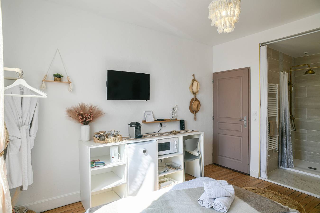 Ganze Wohnung, Maison du Bonheur – „Boho“-Zimmer mit gemeinsamem Garten in Le Pin (Isère), Paladru-See