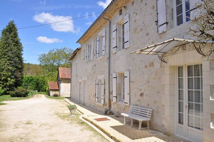 Gîte pour 9 personnes, avec jardin et terrasse, animaux acceptés à Saint-Crépin-de-Richemont