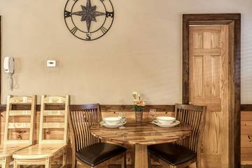 Log Cabin for 4 Guests in Pigeon Forge, Sevier County, Picture 2