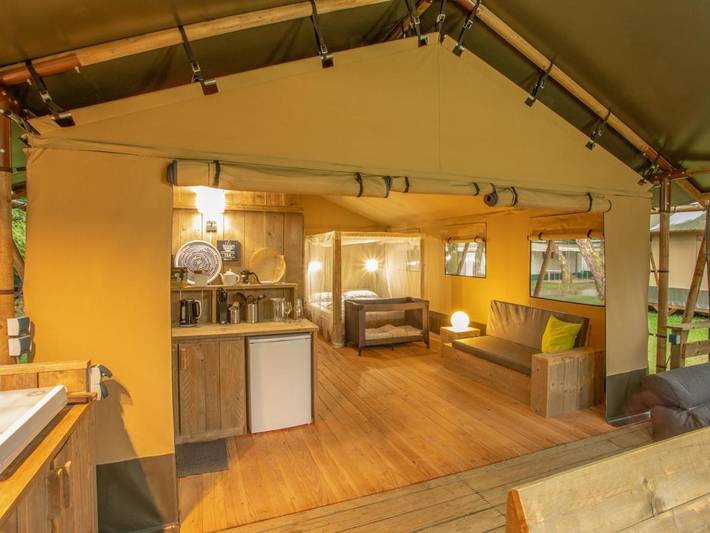 Tente pour 4 personnes, avec Balcon et Terrasse ainsi que Jardin et Piscine
