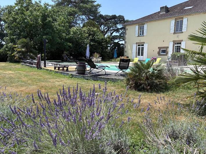 Location de vacances pour 17 personnes, avec Jacuzzi et Terrasse ainsi que Jardin et Piscine à Margouët-Meymes