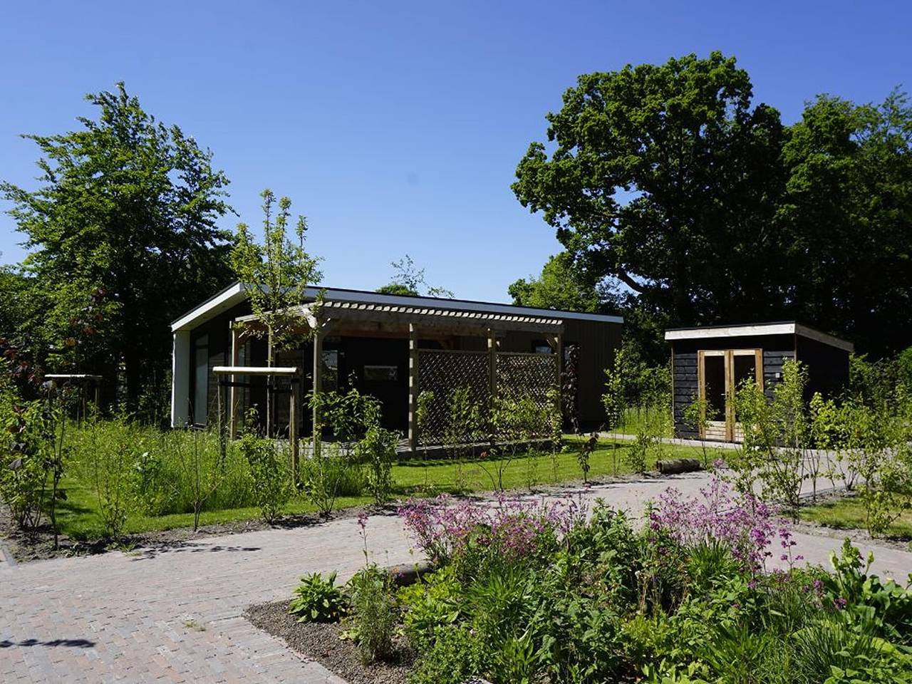 Luxuriöses Ferienhaus umgeben von Wasser und Wald in Sint Nicolaasga, Ijsselmeer