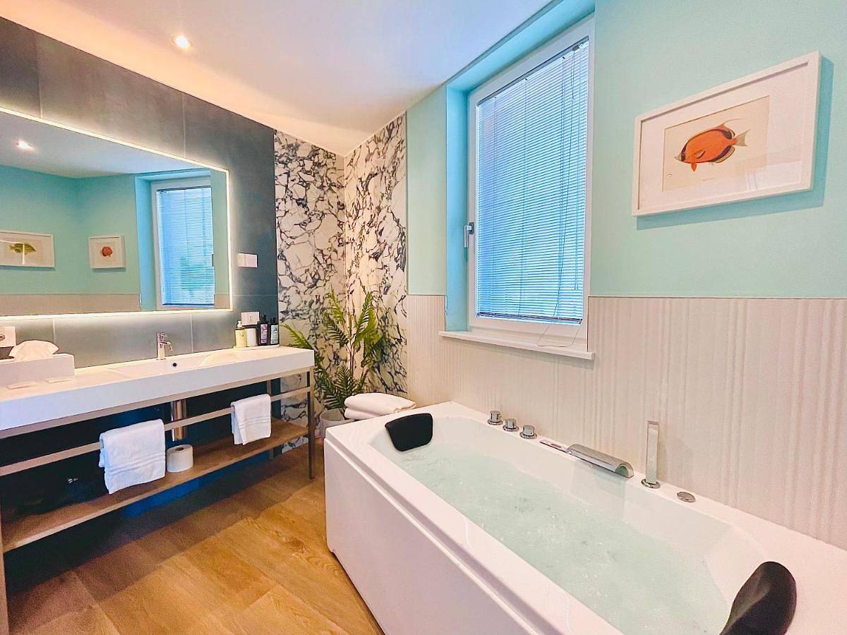 Plaza Lago di Garda Rooms - Rooftop, Lakeview & Jacuzzi in Peschiera del Garda, Gardasee-Berge