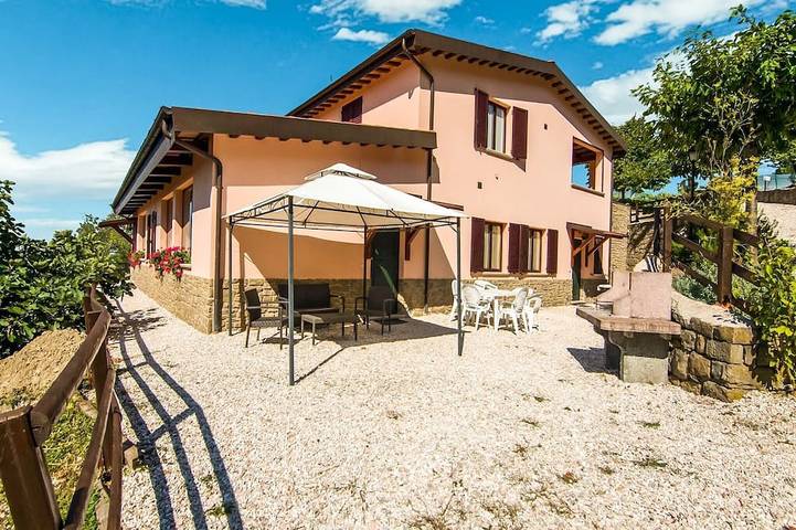 Agriturismo per 4 persone, con piscina in Apecchio