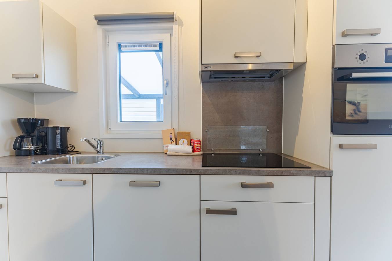 Comfortabel 4-persoons chalet met omheinde tuin op een familiecamping in Zeeland in Burgh-Haamstede, Zeeuwse Kust