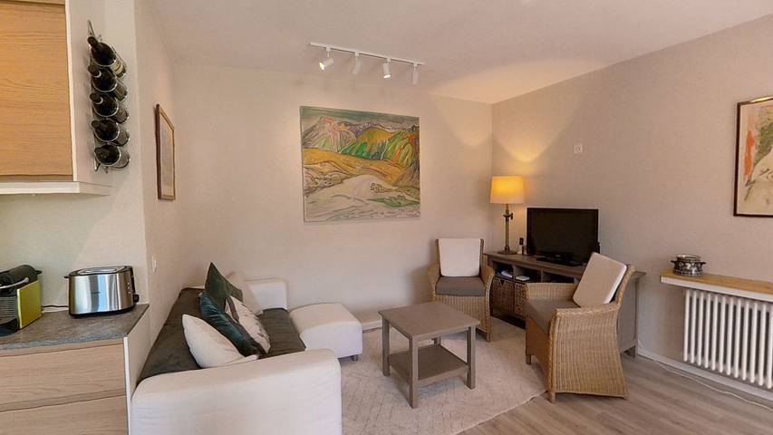 Ganze Wohnung, Parterrewohnung in Zweifamilienhaus an sonniger Lage mit grossem Garten in Ascona, Tessiner Alpen