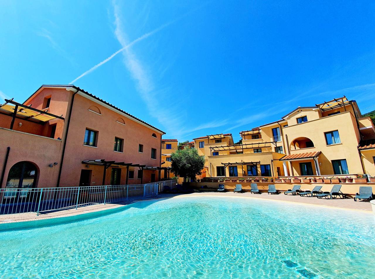 Hel lägenhet, Apartment "La Pergola al Cavo 5" near the beach with shared pool and Wi-Fi in Cavo, Elba