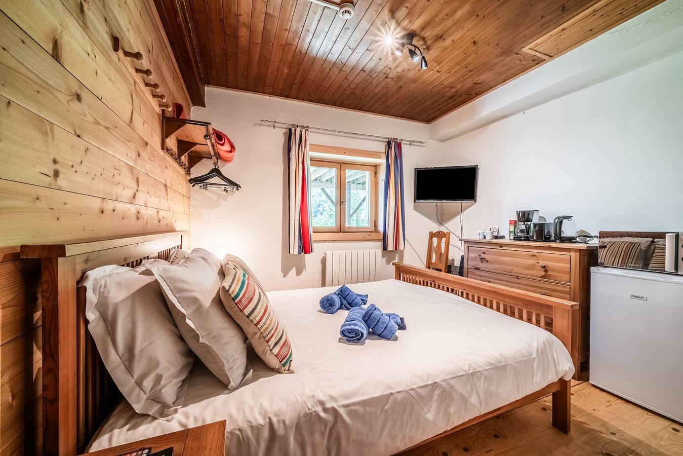 Room 'Elisthur Chambre N°2' with Mountain View, Shared Terrace and Wi-Fi in Saint-Jean-d'Aulps, Les Portes du Soleil