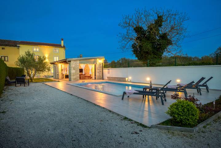 Ferienhaus für 7 Personen, mit Terrasse und Garten sowie Pool, mit Haustier