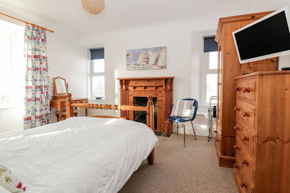 Trevena Lodge, pet friendly, with hot tub in Tintagel in Tintagel, Cornwall