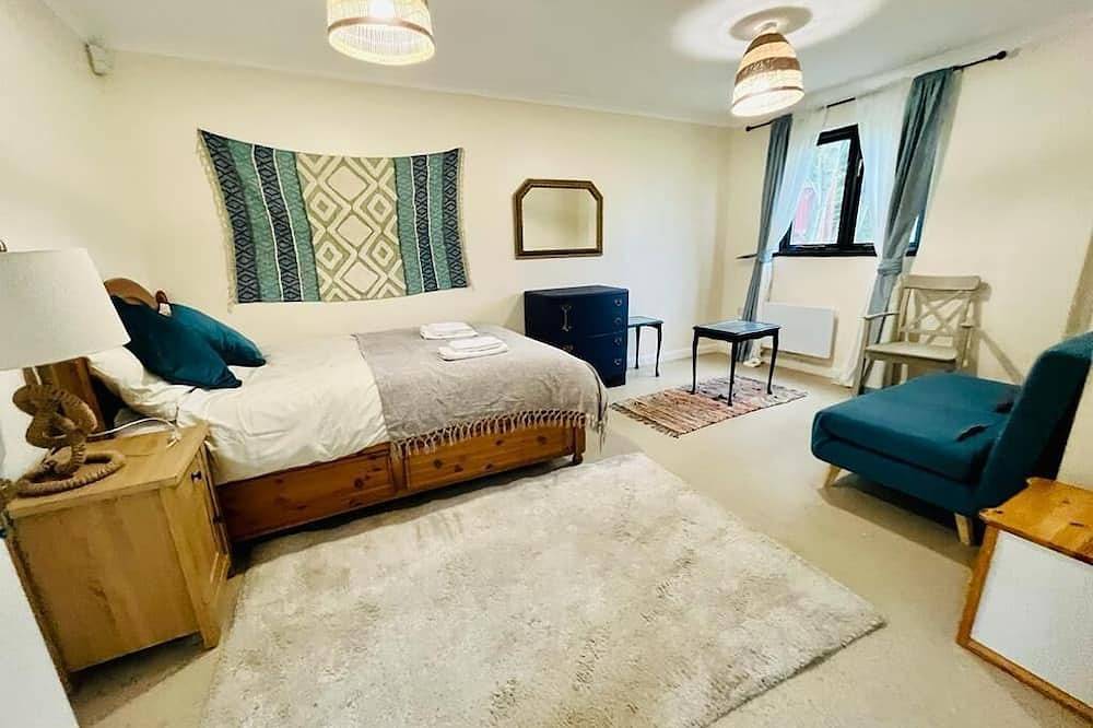 Vintage style Lodge In Windsor! Sleeps 15! Hot Tub! in Berkshire