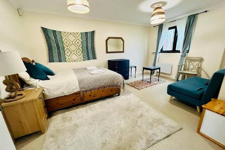 Vintage style Lodge In Windsor! Sleeps 15! Hot Tub! in Berkshire
