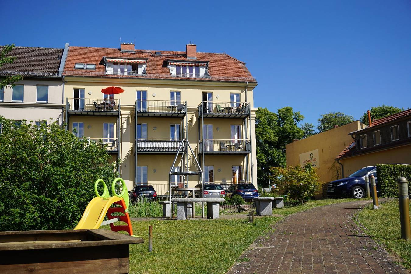Ganze Ferienwohnung, Maisonettewohnung mit Wendeltreppe zum Schlafbereich und kleiner Eingangsterrasse im Nebengebäude in Rheinsberger See, Rheinsberg