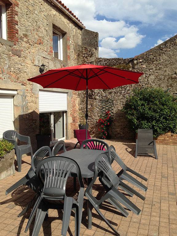 Gîte pour 21 personnes, avec jardin et terrasse dans les Deux-Sèvres - 2