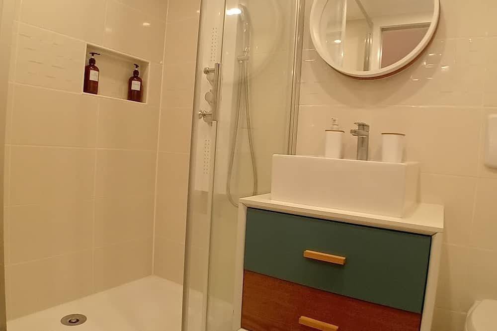 Apartamento entero, Le Cocon Cosy is a 5-minute walk from the station. in Sainte-Geneviève-des-Bois, Essonne
