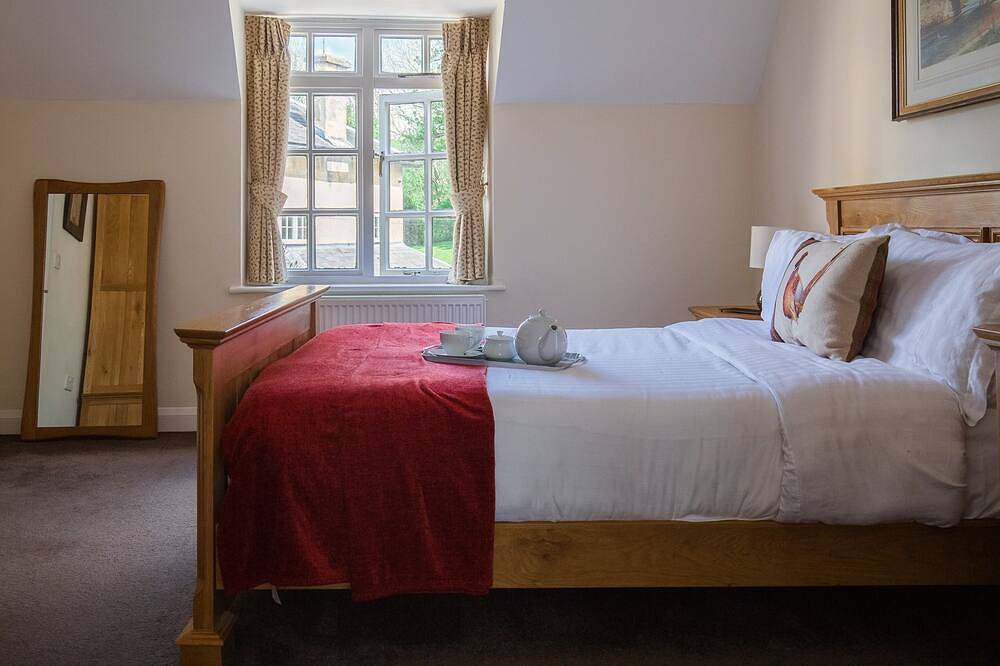 A sudeley castle cottage that sleeps 4 guests  in 2 bedrooms in Winchcombe, Gloucestershire