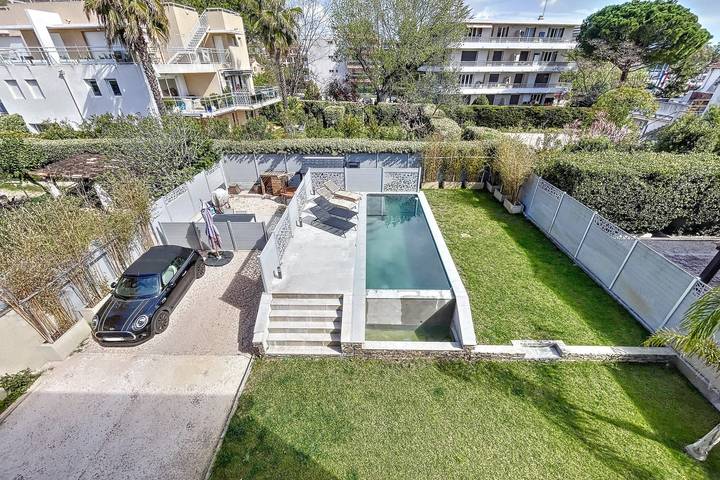 Location de vacances pour 8 personnes, avec terrasse ainsi que jardin et piscine dans Port de Cannes Marina