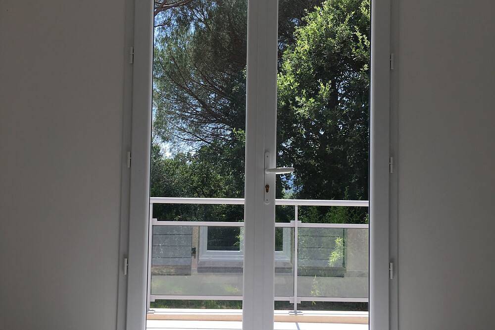 Air-conditioned detached villa with secure/heated swimming pool and large garden in Puget-sur-Argens, Region de Draguignan