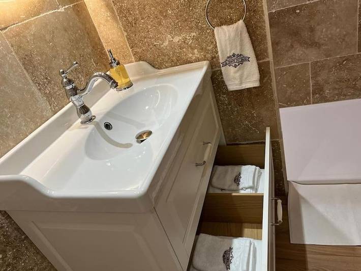 Gîte pour 2 personnes, avec vue ainsi que jardin et piscine, animaux acceptés à Labastide-de-Virac - 3