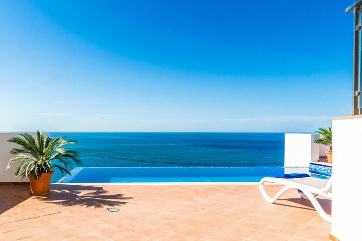Villa 'Delfín Blanco' with Sea View, Wi-Fi and Air Conditioning in Costa Aguilera, Salobreña
