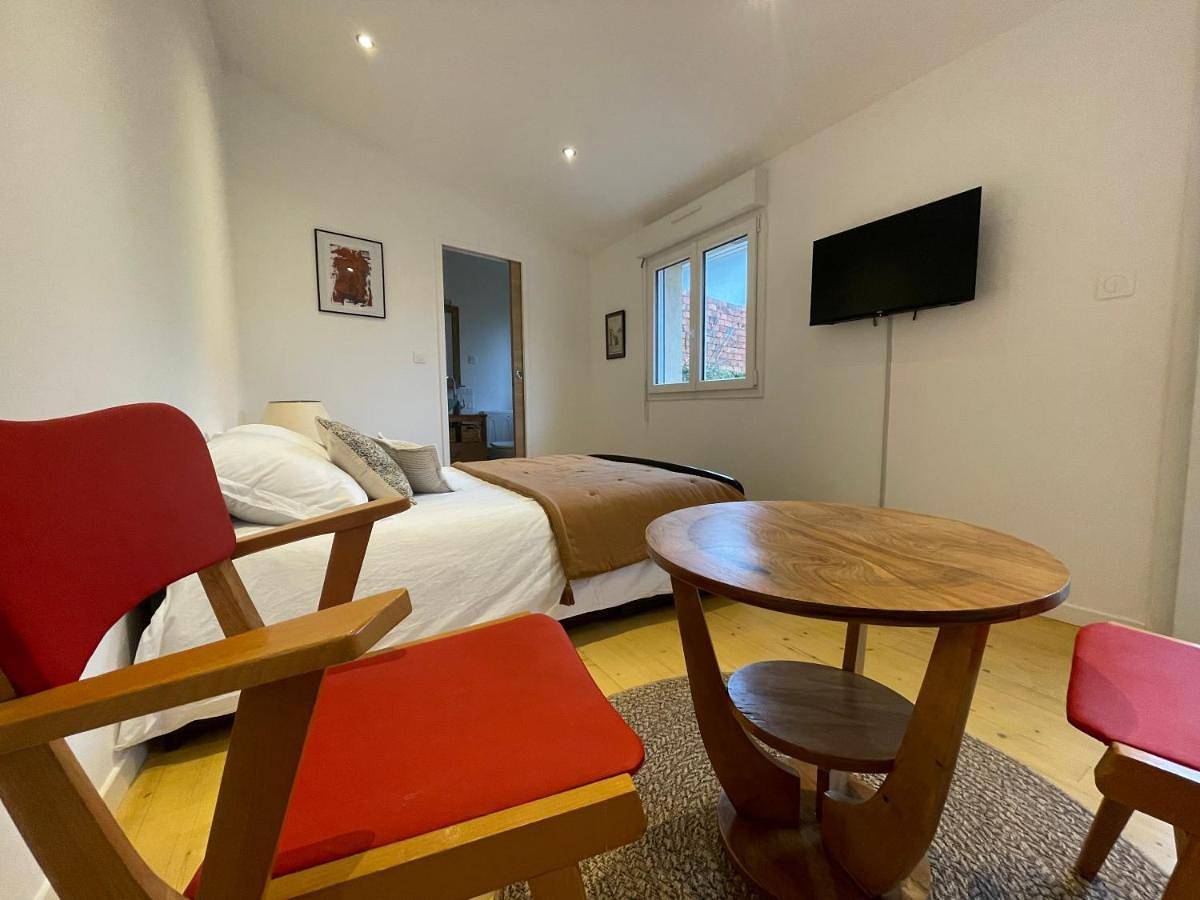 Double Room with Private Bathroom in Blaye, Région de Blaye