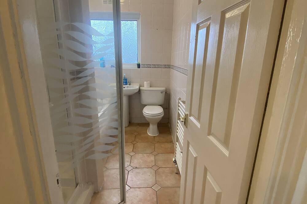 Entire apartment, Large Cozy independent Double Bedroom Apartment - Central in Slough, Berkshire