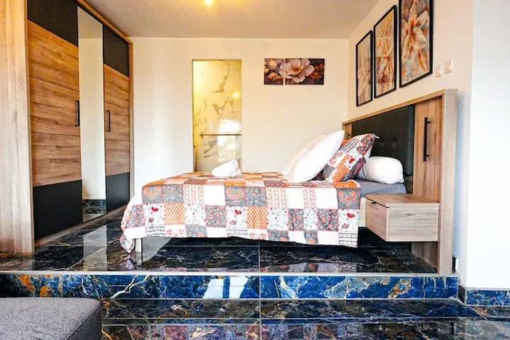 Ferienhaus für 6 Personen, mit Balkon/Terrasse und Terrasse sowie Garten und Pool in Toulon - 3