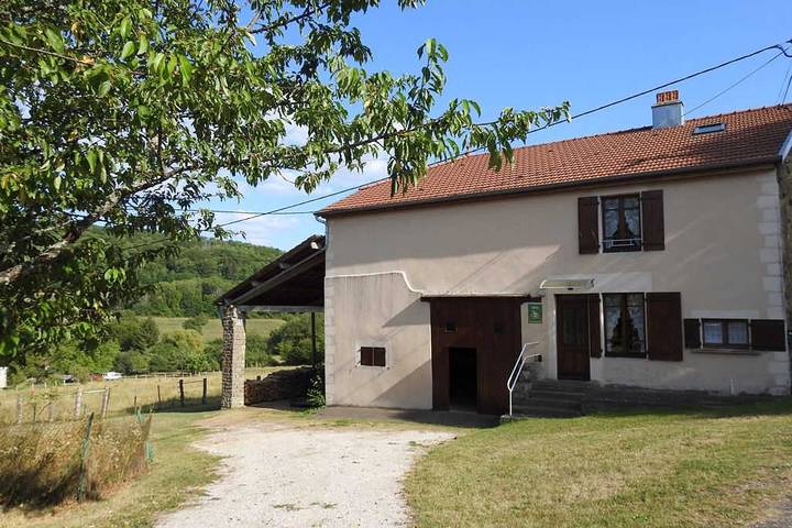 Gîte pour 6 personnes, avec jardin dans Voisey